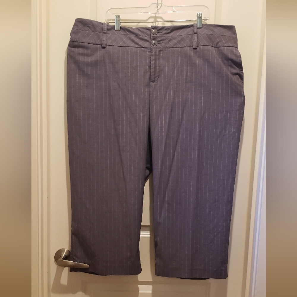 Mossimo Womens Stylish Trouser Cut Gray Pinstripe Capris